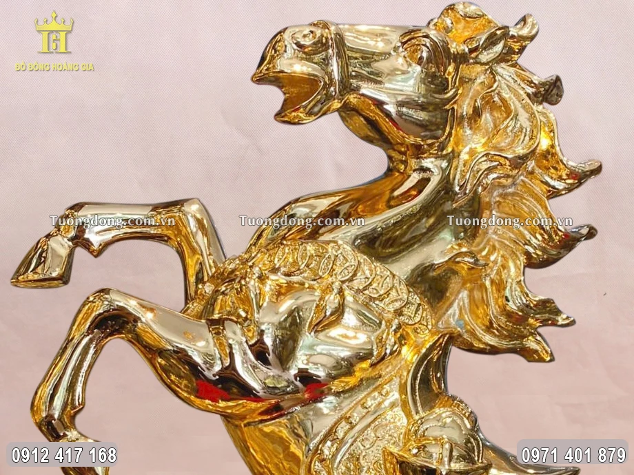 Miệng ngựa mở to, hí vang